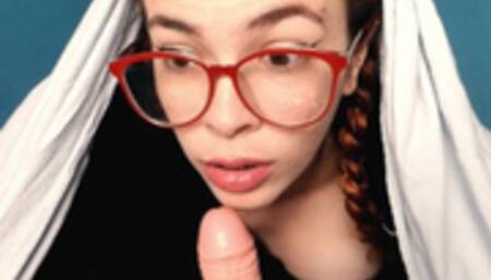 Ruivinha nerd mamando você com sua mãe do lado - Gabri asmr