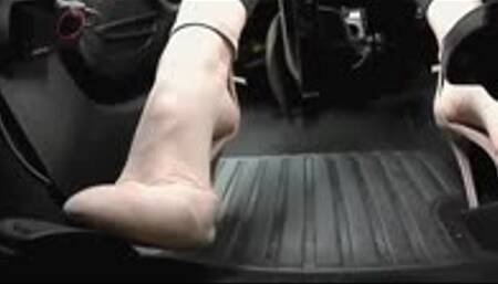 She's so late for a meeting - Foot to the Floor