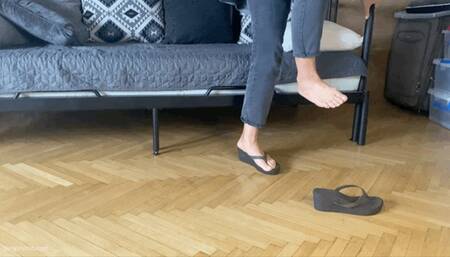 MRS MAGGIE SPRAINS HER ANKLE IN FLIP-FLOPS MP4 HD