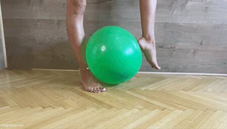 KIRA PLAYS WITH BIG BALLOON - MP4 Mobile Version