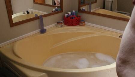 StonedSummer Takes a Fun Bath!