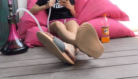 DIRTY FEET SMOKING HOOKAH - MOV Mobile Version
