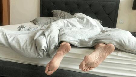 BIG DIRTY FEET SNORING IN BED - MOV HD