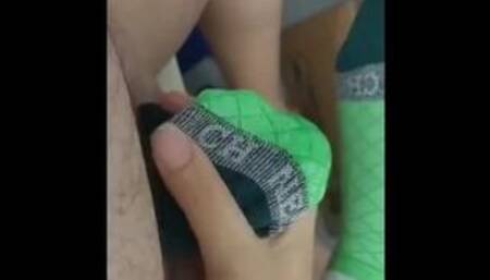 Padrona in pantaloncini verdi sega il suo schiavo con calzini verdi Onlyfans Mistress Darkshine