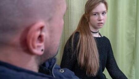 Deudora desempleada Alice Klay tiene que tomar la polla del hombre en el coño