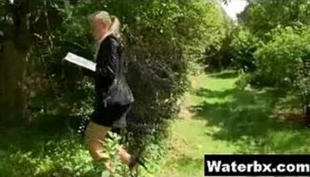 Juicy Girl Naked Peeing