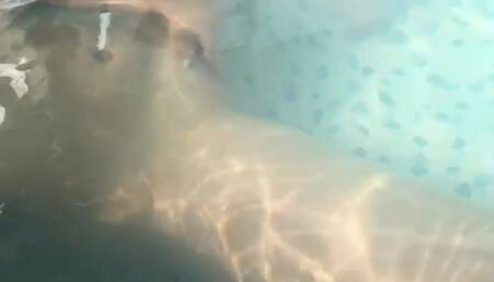 Play with my pussy underwater ????????‍♀️