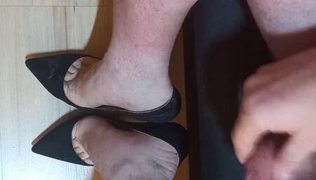 Guy in high heels masturbate and cum on shoes 2