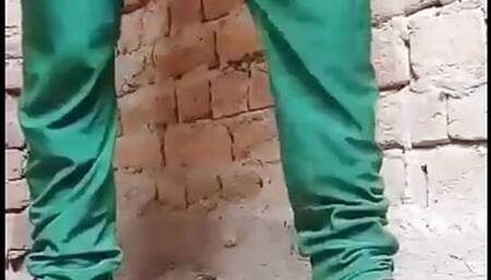 Desi girl pissing in field and wash pussy after pissing