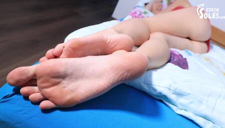 Tired feet, long toes and the girl that can't sleep (2160p)