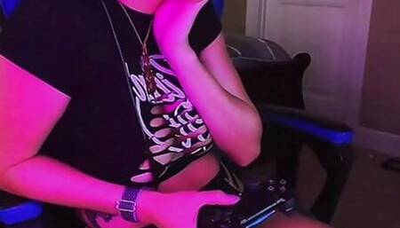Gamer Girl cums on Live Stream