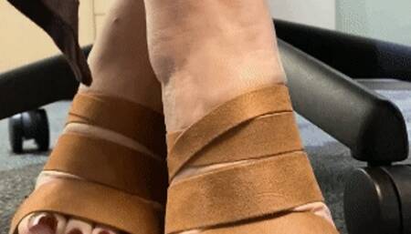 Juliette_RJ teasing you under the office desk on Wedges - FLOOR POV - UNDER THE DESK FEET TEASE - LONG TOENAILS - WRINKLED SOLES - WIGGLING TOES - FEET TEASING - FETISH IN THE OFFICE - WORKING SHOES