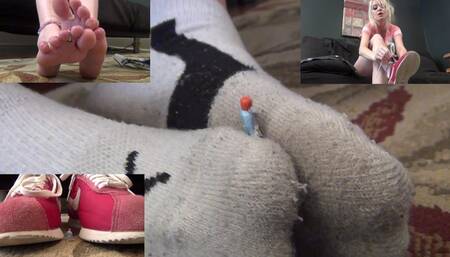 Makayla Puts All The Gunk On Tiny!