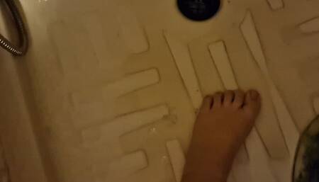 Pee dirty feet in the shower 760HD