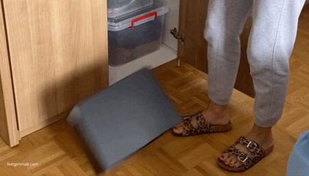 CAN ANYTHING ELSE CAN FALL ON KIRAS FOOT BIG TOE TROUBLE - MOV Mobile Version