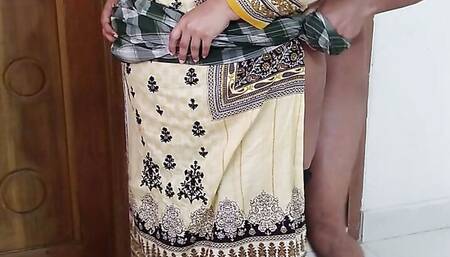 (Desi Priya Aunty ko Jabardast Choda) Tamil Dairty BBW priya Aunty Fucked By Her Devar while sweeping Room - Hindi Audio