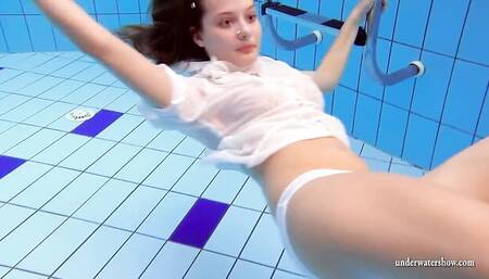 Extraordinary milady - pool girls action - Underwater Show