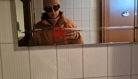 Quick pee really loud in a downtown bathroom 1080HD