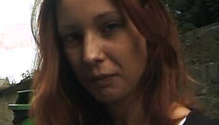 Rothaariges 19 Year Old zeigt neue Dessous im freien mit Happy End