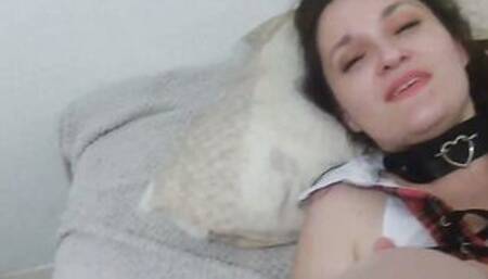 Nxënësja e vogël kapet në një qen