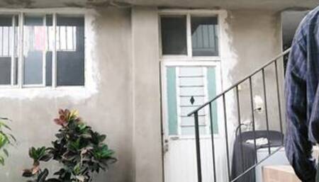 Trabajador se desnuda y relaja en el patio mientras jefe no está