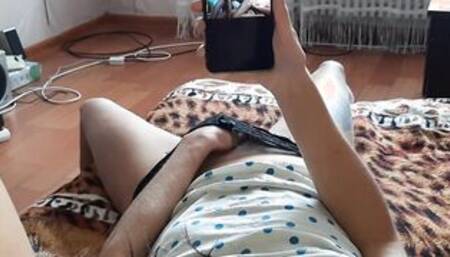 Пока я делала вид, что отдыхаю, моя подруга мастурбировала под порно - IkaSmokS