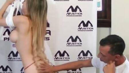 DivinaMaruuu va a una entrevista de trabajo y se folla a su Jefe para que la contrate!