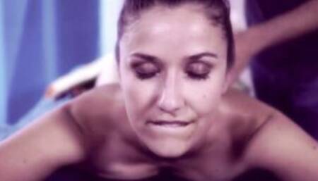 Grind érotique à domicile par un beau mec qui me caresse partout