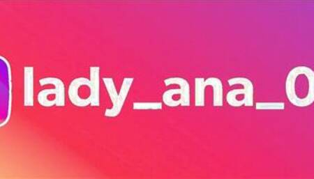 ragazza squirta nel bagno, si infila nel culo oggetti enormi, (dialoghi ita)