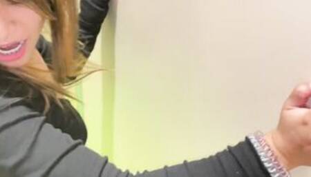 Me voy con mi amigo de compras y me acabo calentando y le pido que me folle en el probador