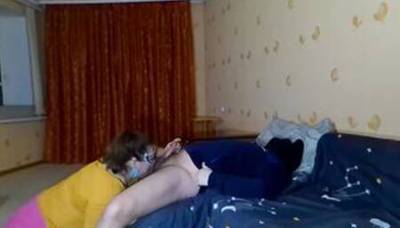 я ела мороженое,а он кончил мне в рот