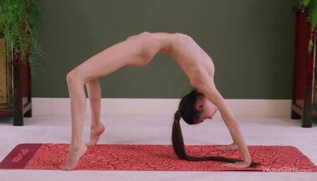 WOWGIRLS Beautiful model Leona Mia performing some yoga exercises absolutely naked