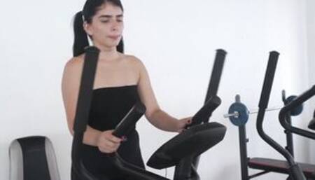 Me follo a mi prima mientras realiza sus ejercicios en el gimnasio - Abby Montano