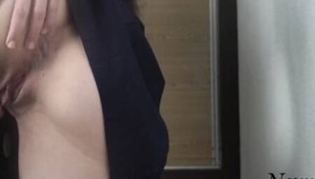 日本人の女の子がすべての蜂蜜をグラスに入れ、ストッキングを掛けました。