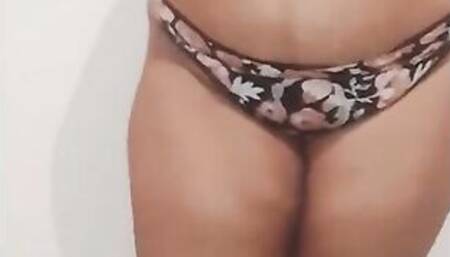 BOMBSHELL HUGE BUTT PUNJAB AUNTY SHOWING HER ASSETS