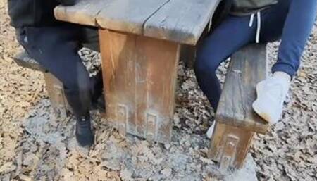 two FILLES BAISEES PAR two INCONNUS DANS UN PARC