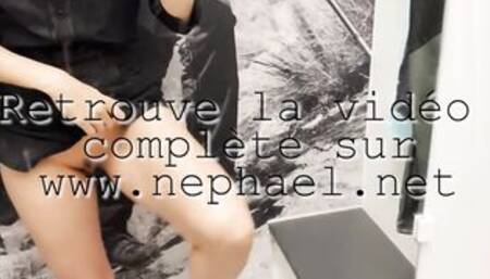 Je caresse ma skinny chatte dans une cabine d'essayage avec un plug dans mon petit cul serré