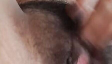 Gran coño peludo llega a chorro en point of view amateur