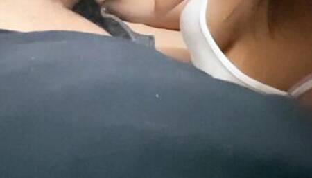 me ve masturbando y me ayuda con su culo enorme