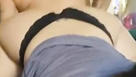 Mi jefe se mete a mi cuarto me lame el culo y me penetra el culo en film llamada con