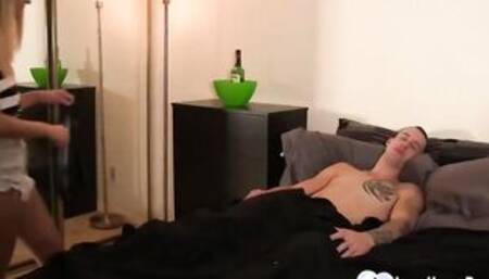 Turned On blonde knows how to take a donger