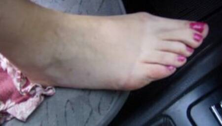 une secrétaire mature me dévoilant ses pieds odorants dans sa voiture