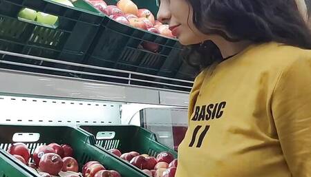 I invite a stranger I saw in the market to my house, she accepts the invitation but tells me that only 3H so that the bo