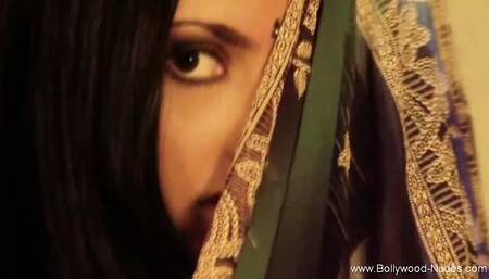 Indian Princess Exposes Her Body