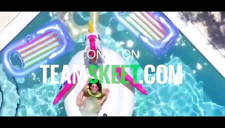 Fucking My Stepmom Alexis Zara While She Is In a Hurry