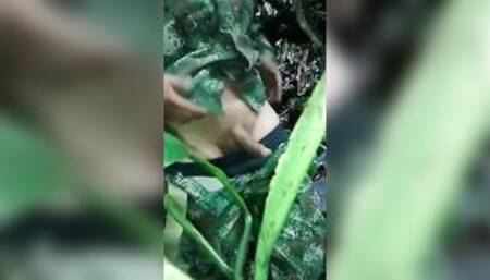 Militar novinho tocando uma no mato