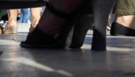 pieds bien transpirant et odorants d'une femme mature en mules et en public à Orléans