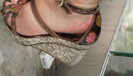 pieds d'une femme mature française en public sur Orléans 1