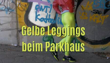 Yellow leggings by the parking garage - Gelbe Leggings beim Parkhaus
