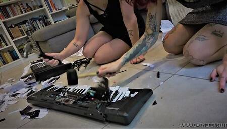 Juis e Grace distruggono le tastiere - Juis and Grace: keyboards destruction (Crush)